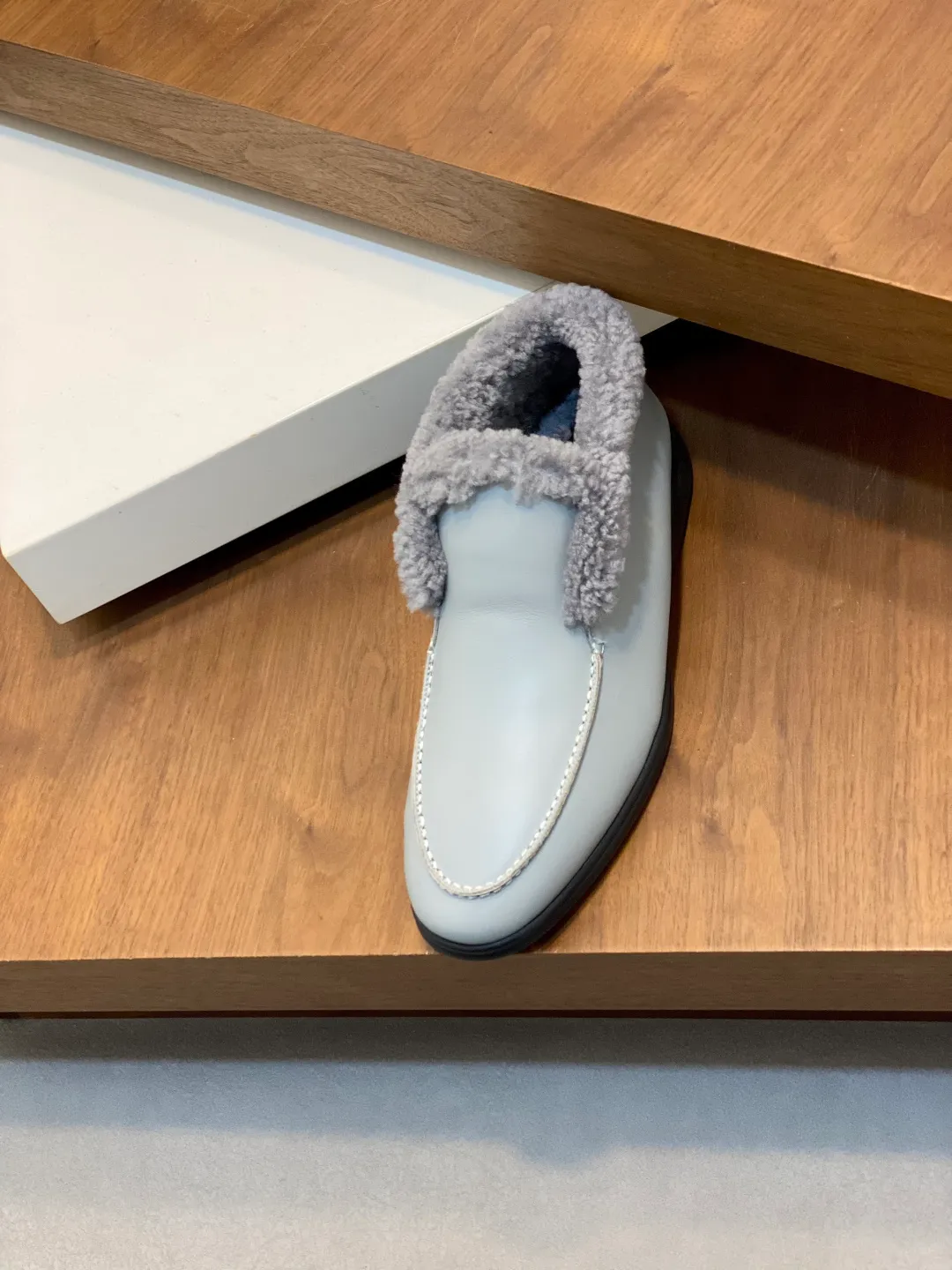 Men's Men's Shoes💰860 LoroPiana/nuoyoupiana men's new autumn and winter wool shoes, Dongguan-made raw materials are in great demand! This casual shoe is made of imported calfskin, with a full wool lining and insole for an extraordinarily comfortable and warm wearing experience. The ultra-light two-color rubber sole creates a charming modern aesthetic. There is an LP logo on the bottom. The style is simple and fashionable, and the upper foot is comfortable, warm and breathable! Comes complete with original box packaging! Size: 39-40-41-42-43-44 standard leather shoe size (45/46 can be customized but does not support returns)
